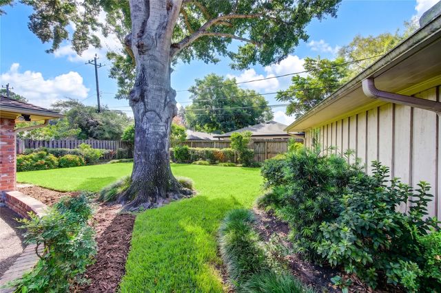 5107 Queensloch, Houston, TX 77096