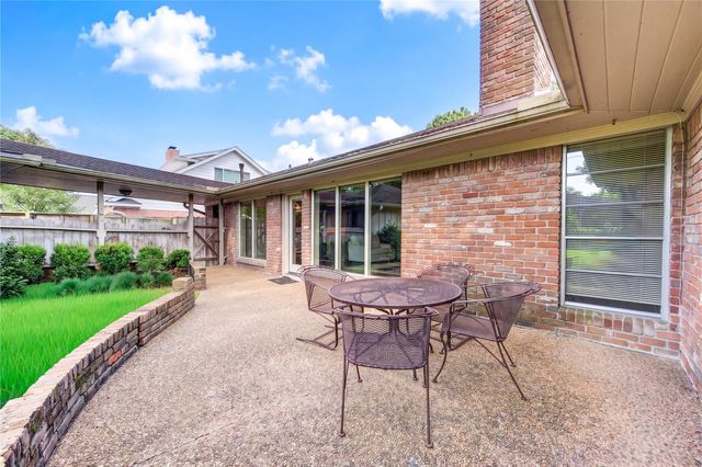 5107 Queensloch, Houston, TX 77096