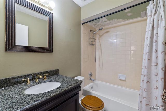 210 Vistaoak Court, Ballwin, MO 63021