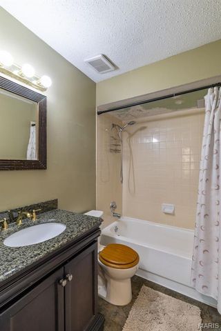 210 Vistaoak Court, Ballwin, MO 63021