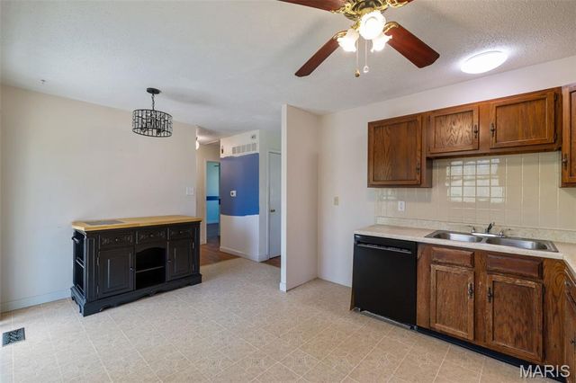 210 Vistaoak Court, Ballwin, MO 63021