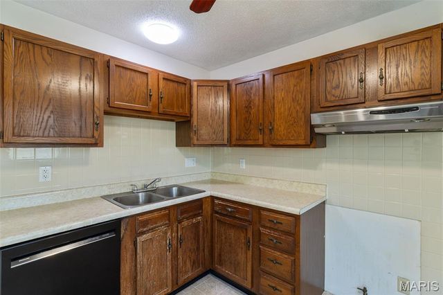 210 Vistaoak Court, Ballwin, MO 63021