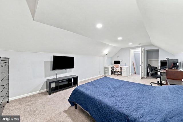 46 W BROAD ST, Gibbstown, NJ 08027