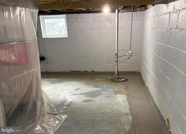 46 W BROAD ST, Gibbstown, NJ 08027