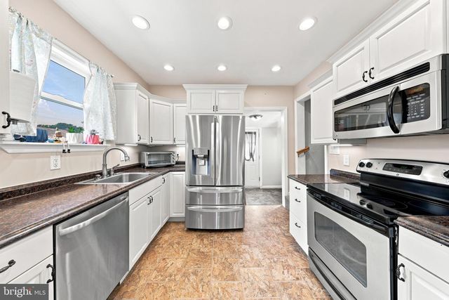 46 W BROAD ST, Gibbstown, NJ 08027