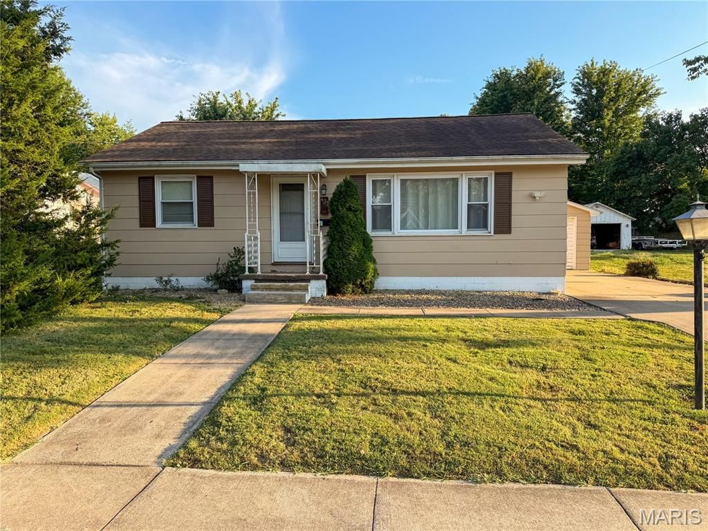Image 1 of property listing at 423 E Fayette Street, Pittsfield, IL 62363
