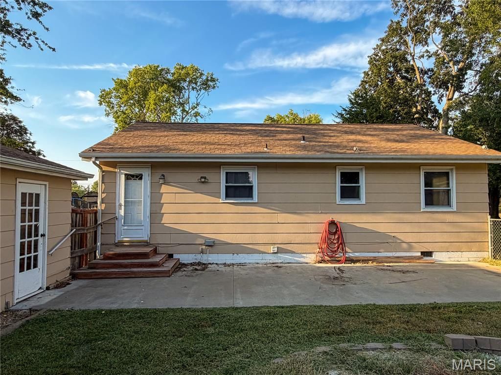 Image 2 of property listing at 423 E Fayette Street, Pittsfield, IL 62363