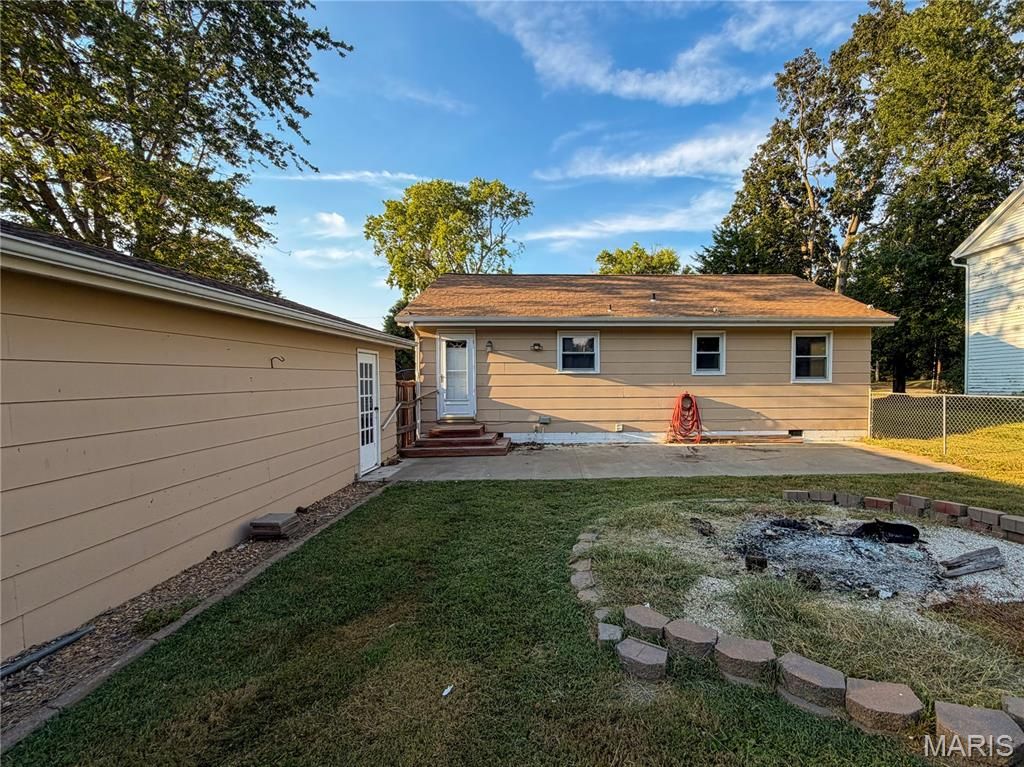 Image 3 of property listing at 423 E Fayette Street, Pittsfield, IL 62363