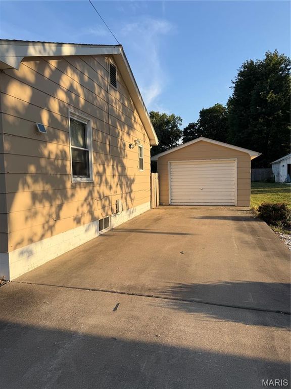 Image 5 of property listing at 423 E Fayette Street, Pittsfield, IL 62363