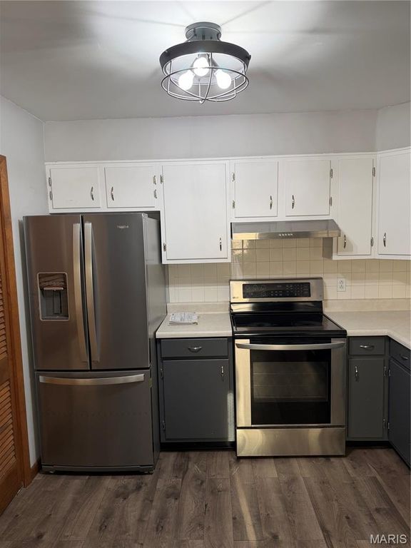 Image 8 of property listing at 423 E Fayette Street, Pittsfield, IL 62363