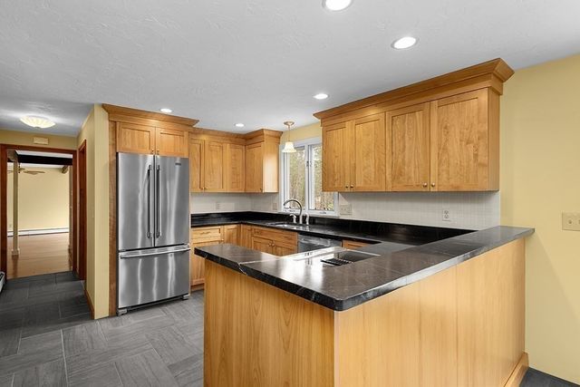 7 Neck Hill Rd, Mendon, MA 01756