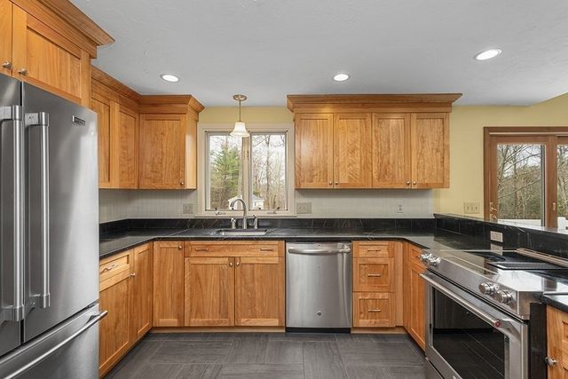 7 Neck Hill Rd, Mendon, MA 01756