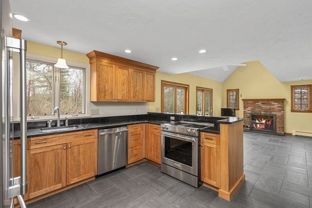 7 Neck Hill Rd, Mendon, MA 01756