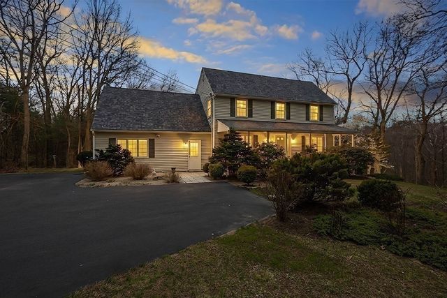 7 Neck Hill Rd, Mendon, MA 01756