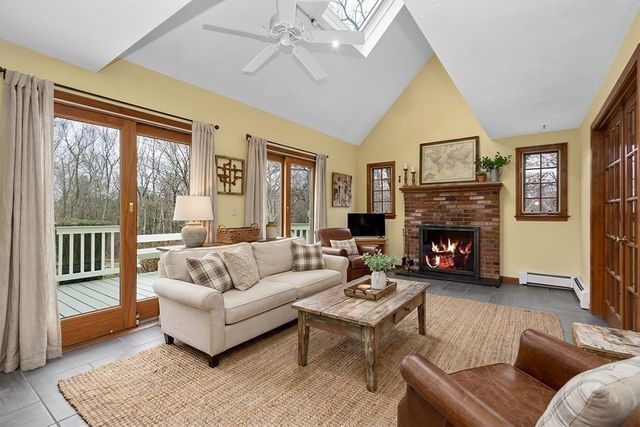 7 Neck Hill Rd, Mendon, MA 01756