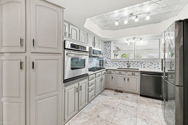 16371 Timberview Drive, Clinton Township, MI 48036