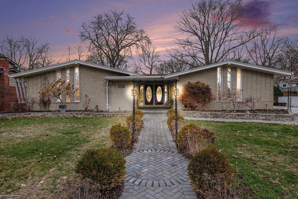 16371 Timberview Drive, Clinton Township, MI 48036