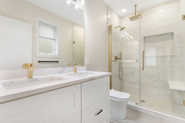 4605 S Saint Lawrence Avenue 201, Chicago, IL 60653
