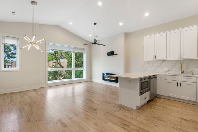 4605 S Saint Lawrence Avenue 201, Chicago, IL 60653