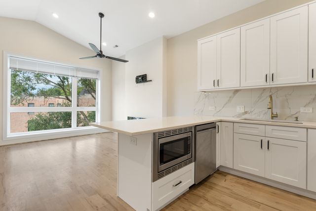 4605 S Saint Lawrence Avenue 201, Chicago, IL 60653