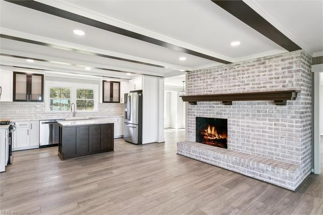 12 Lands End CIR, Hampton, VA 23669