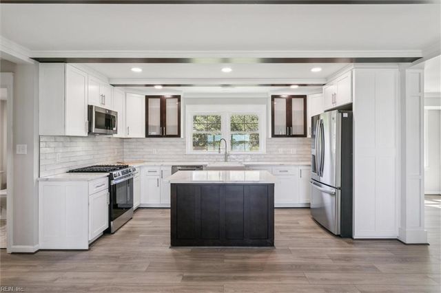 12 Lands End CIR, Hampton, VA 23669