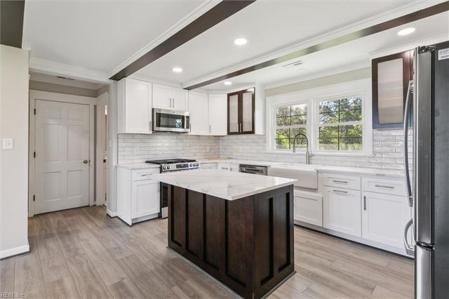 12 Lands End CIR, Hampton, VA 23669