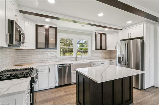 12 Lands End CIR, Hampton, VA 23669