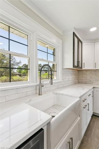 12 Lands End CIR, Hampton, VA 23669