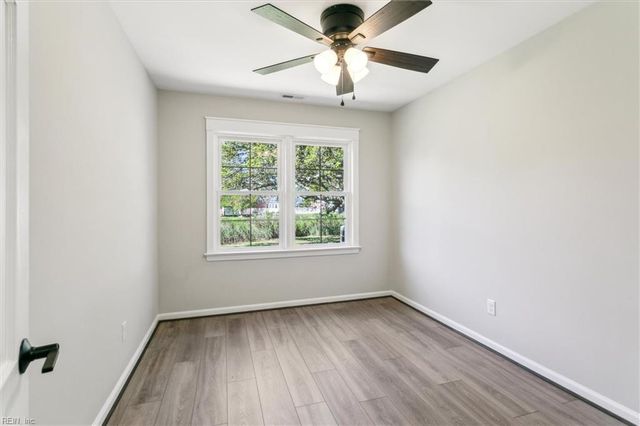12 Lands End CIR, Hampton, VA 23669