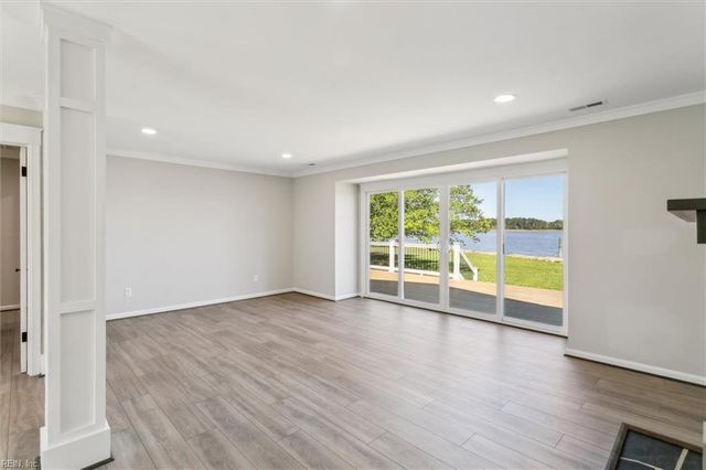 12 Lands End CIR, Hampton, VA 23669