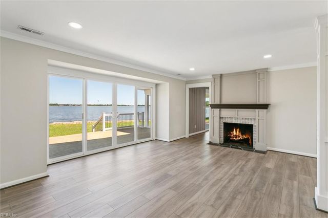 12 Lands End CIR, Hampton, VA 23669