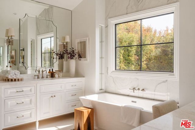 10560 Bradbury Road, Los Angeles, CA 90064