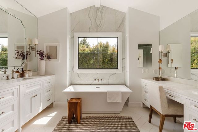 10560 Bradbury Road, Los Angeles, CA 90064