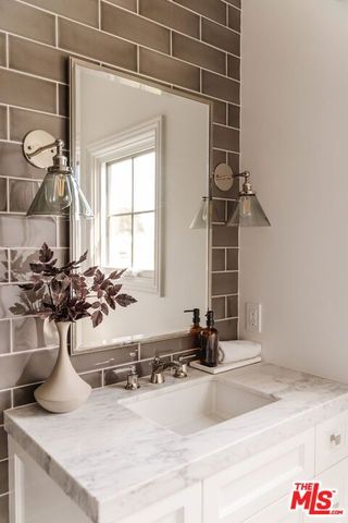 10560 Bradbury Road, Los Angeles, CA 90064