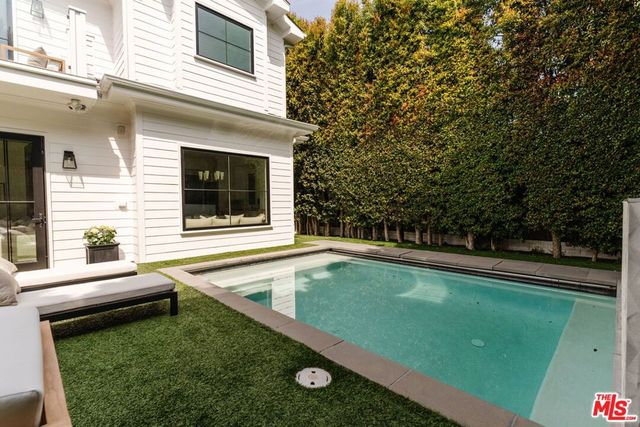 10560 Bradbury Road, Los Angeles, CA 90064