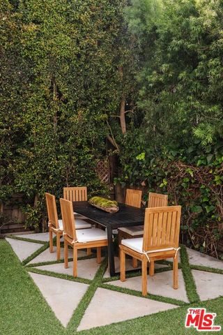 10560 Bradbury Road, Los Angeles, CA 90064