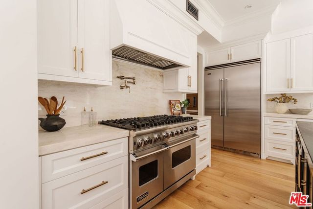 10560 Bradbury Road, Los Angeles, CA 90064