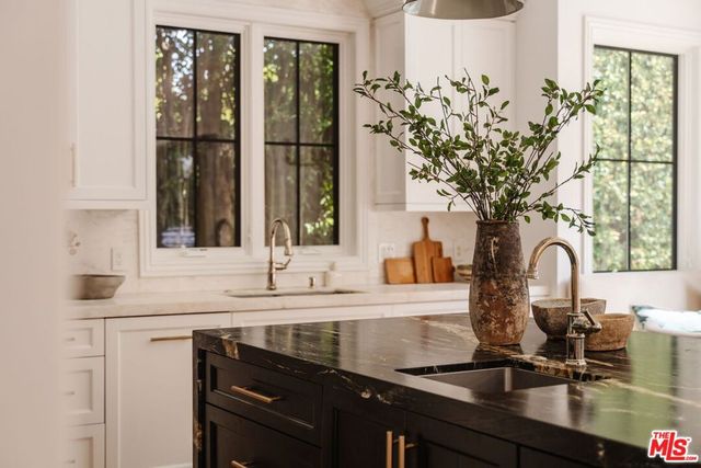 10560 Bradbury Road, Los Angeles, CA 90064