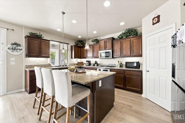 15939 La Strada Court, Bakersfield, CA 93314