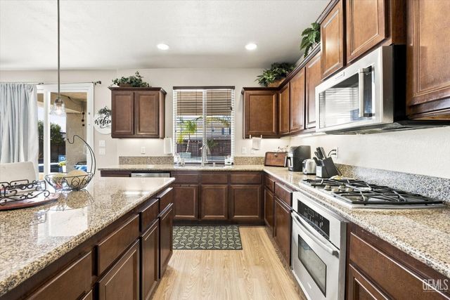 15939 La Strada Court, Bakersfield, CA 93314