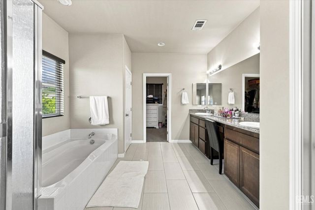 15939 La Strada Court, Bakersfield, CA 93314