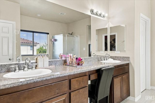 15939 La Strada Court, Bakersfield, CA 93314