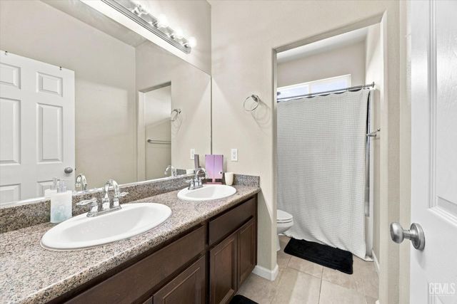 15939 La Strada Court, Bakersfield, CA 93314