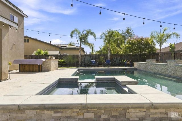 15939 La Strada Court, Bakersfield, CA 93314