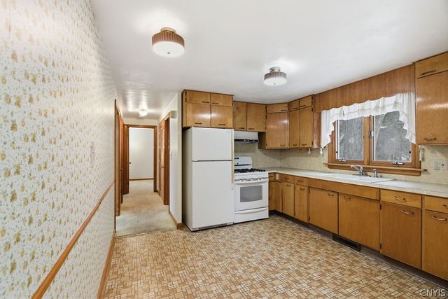 205 Broadmoor Drive, Camillus, NY 13031