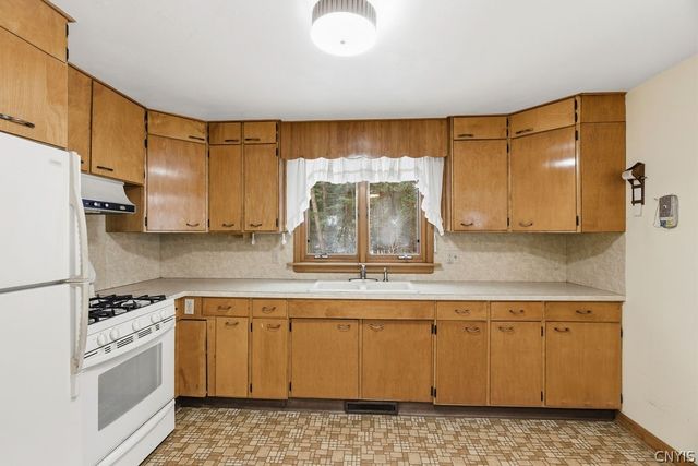 205 Broadmoor Drive, Camillus, NY 13031