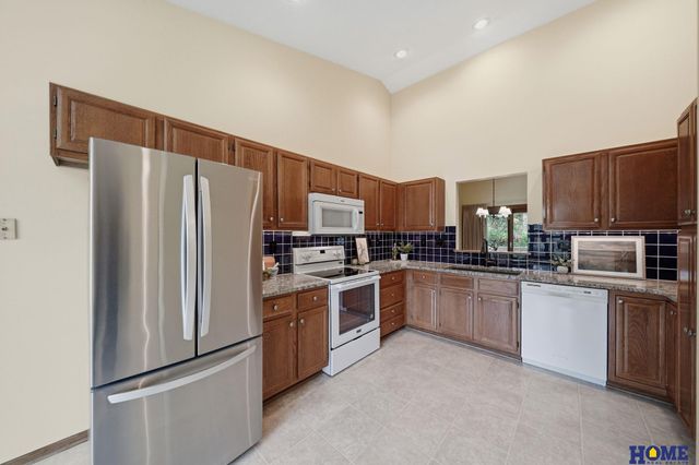 6940 Summerset Circle, Lincoln, NE 68516