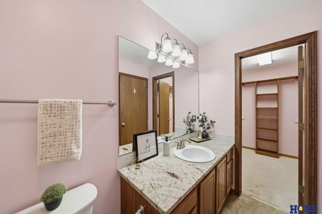 6940 Summerset Circle, Lincoln, NE 68516