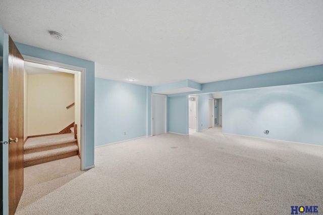 6940 Summerset Circle, Lincoln, NE 68516